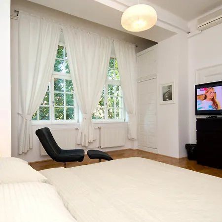 Urban Rooms-- Free Parking--