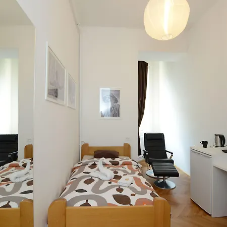 ゲストハウス Urban Rooms-- Free Parking-- 3*