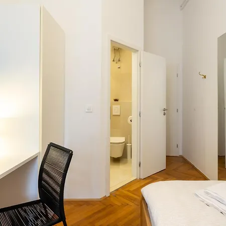 ゲストハウス Urban Rooms-- Free Parking--