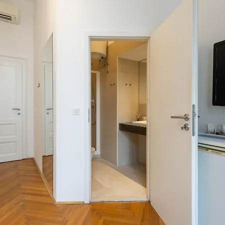 Urban Rooms-- Free Parking-- ゲストハウス 3*