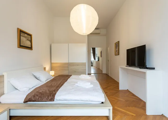 Πανσιόν Urban Rooms--free Parking-- 3*